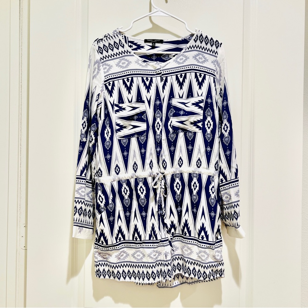 Romeo & Juliet Couture long sleeve blue white Aztec shorts romper jumpsuit M